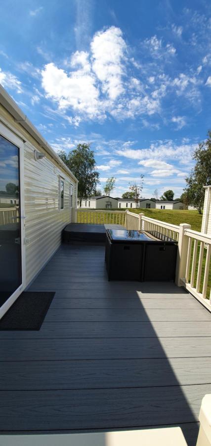 Rj Luxury Caravan Hire With Hot Tub Tattershall Exteriör bild