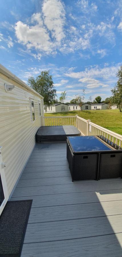 Rj Luxury Caravan Hire With Hot Tub Tattershall Exteriör bild