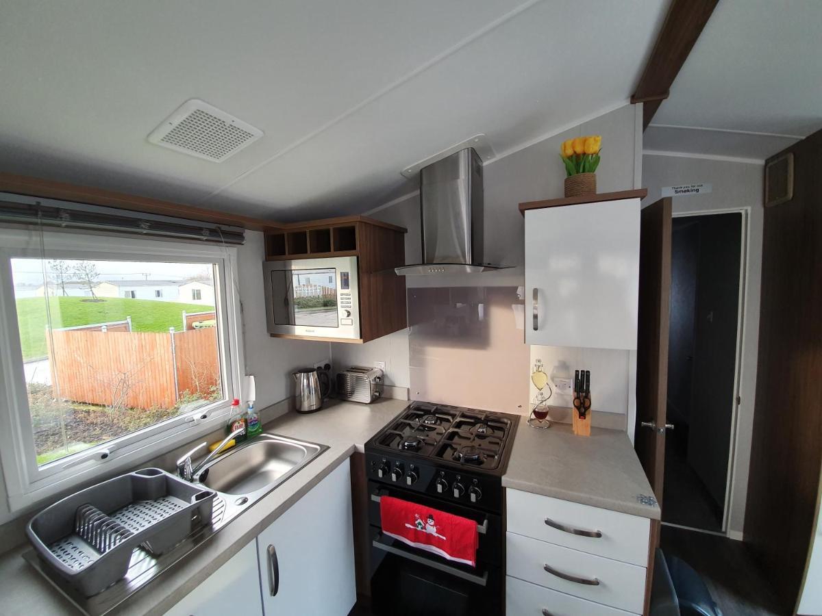 Rj Luxury Caravan Hire With Hot Tub Tattershall Exteriör bild
